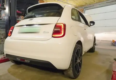Jeździć, obserwować: Porsche Cayenne, BMW i powypadkowy Fiat 500e