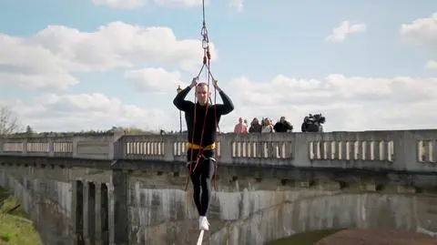 Pokonaj mnie, jeśli potrafisz: Kuba Nowaczkiewicz na slackline 