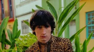 Dominik Szymański na sesji okładkowej do Glamour