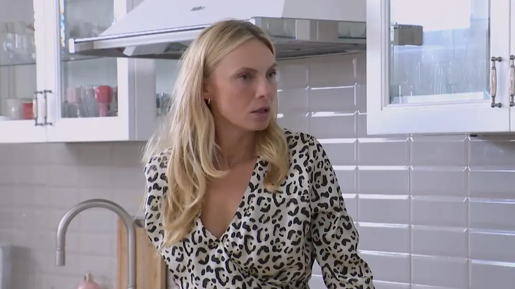 Kadr z odcinka 3750 serialu TVN Na Wspólnej. Monika Cieślik (Sylwia Gliwa) przyłapana na zdradzie?