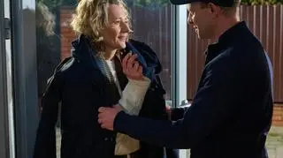 Kadr z serialu Na Wspólnej TVN, Doktor Hoffer (Kazimierz Mazur) i terapeutka (Magdalena Popławska)