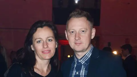 Po dwóch rozwodach, odnalazł szczęście u boku Moniki. Rafał Olbrychski wraz z ukochaną mierzyli się z atakami paparazzi