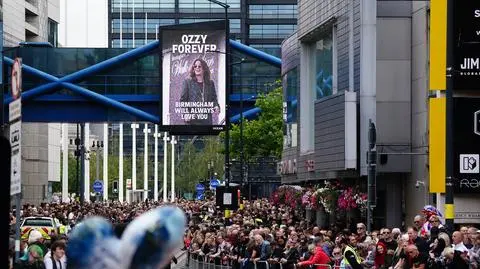 Pogrzeb Ozzy'ego Osbourne'a. Karawana w asyście orkiestry dętej przejechała przez Birmingham [ZDJĘCIA]