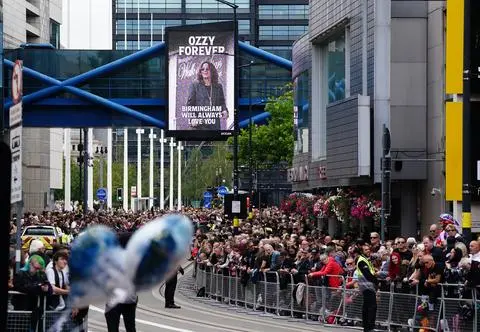 Pogrzeb Ozzy'ego Osbourne'a. Karawana w asyście orkiestry dętej przejechała przez Birmingham [ZDJĘCIA]