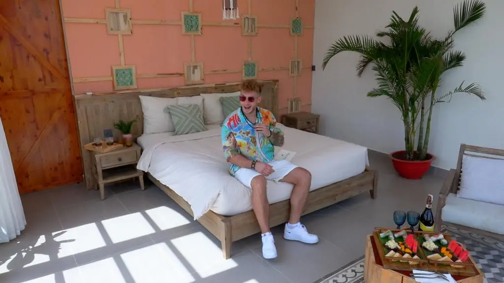 TVN7_PRORES_HOTEL_PARADISE_S09_ODC_01_POP1