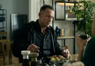 "Pati 2". Alma zaprasza Krystiana na obiad. O czym rozmawiają? [PRZED PREMIERĄ W MAX]