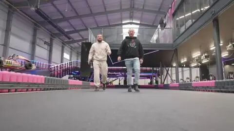 Borys i Grzesiek na torze wyścigowym.