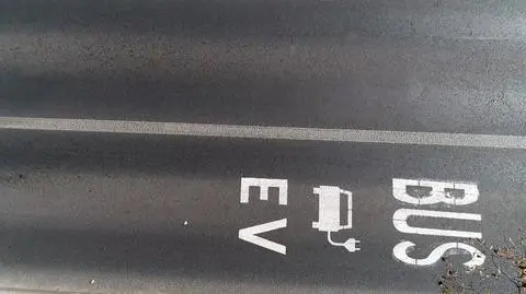Jak jeździć elektrykiem po buspasie? Nie wszystkie zasady są oczywiste