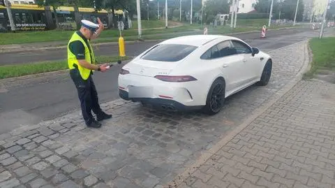 Policja używa sonometru do kontroli hałasu w pojazdach
