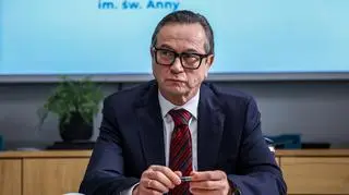 "Szpital św. Anny", odc. 82. Dyrektor Wroński został zwolniony, Jacek Strecker przejął stery w szpitalu  [STRESZCZENIE]