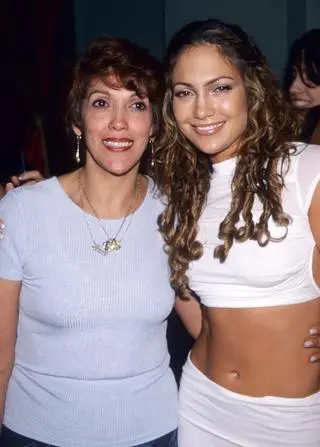 Jennifer Lopez z mamą w 1999 roku