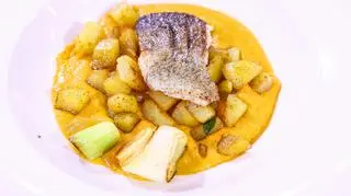 Smażony pstrąg na puree fasolowo-pomidorowym z karmelizowanym porem na winie