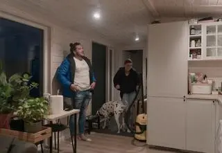 "ŚOPW": "Ściągaj buty!". Kamil z wizytą u Joanny. Odnajdzie się w jej domku?