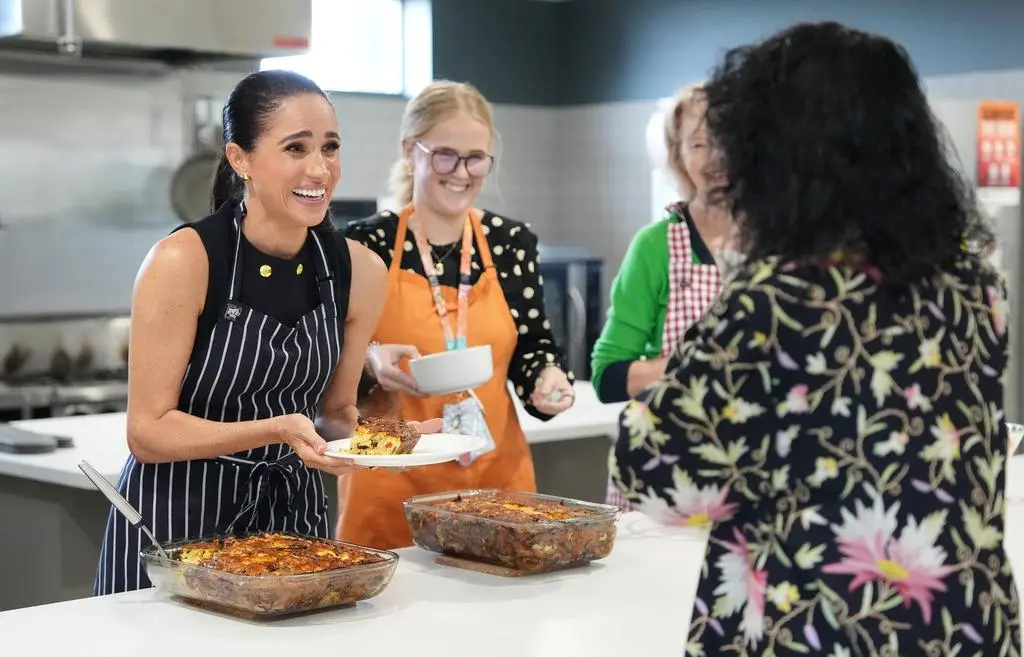 Meghan Markle i pracownicy McAuley Community Services for Women, schroniska dla kobiet bezdomnych i ofiar przemocy w rodzinie