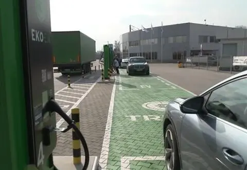 Nowa generacja akumulatorów od Panasonica może wydłużyć zasięg aut elektrycznych o 145 km