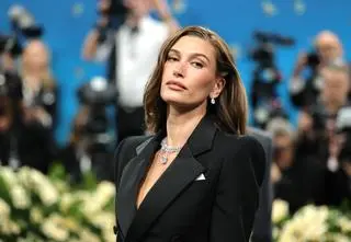 Hailey Bieber przyłapana bez obrączki! Ale to nie wszystko. W tle pojawia się... Selena Gomez