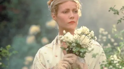 Kochasz kino kostiumowe? Ten filmowy klasyk to idealna propozycja na wiosenny wieczór