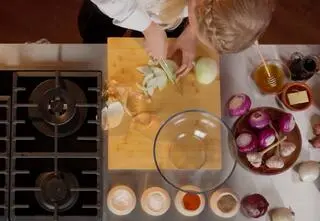 "MasterChef 14", odc. 6. Nie lubisz ostrego smaku cebuli? Ten tip zmieni twoje podejście!