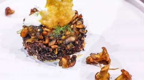 Olga Michałkiewicz/Antoni Świerczyński: Kaszanka na cieście francuskim z pieczarkami w glazurze miowowo-sojowej