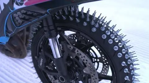 Jazda po stoku motocyklem na kolcach
