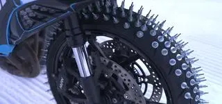 Motocyklem na stok narciarski. Jazda na kolcach na Czarnej Górze