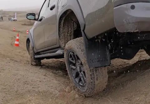 Nowa Toyota Hilux – pierwsza jazda hybrydowym pickupem