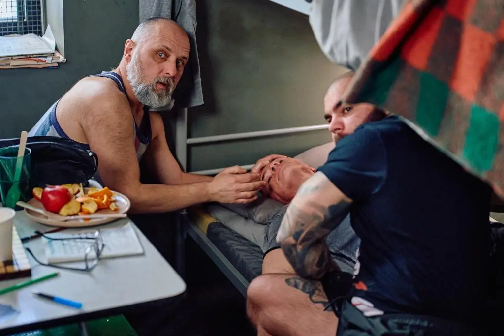 "Na Wspólnej", odc. 4208. Damian z kolegami z celi