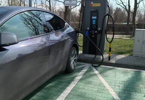 Wakacje w elektryku – z pełną baterią na prom nie wjedziesz