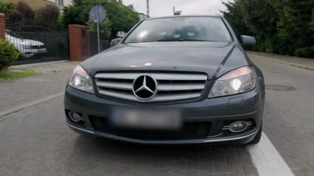 Paweł wybierze się pod Poznań, aby obejrzeć Mercedesa. 