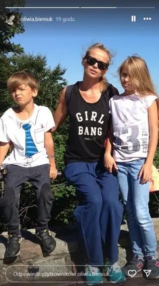 Oliwia Bieniuk na zdjęciu z mamą i bratem