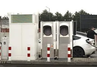 Samotne ładowarki. Dlaczego tak często stoją „pośrodku niczego”?