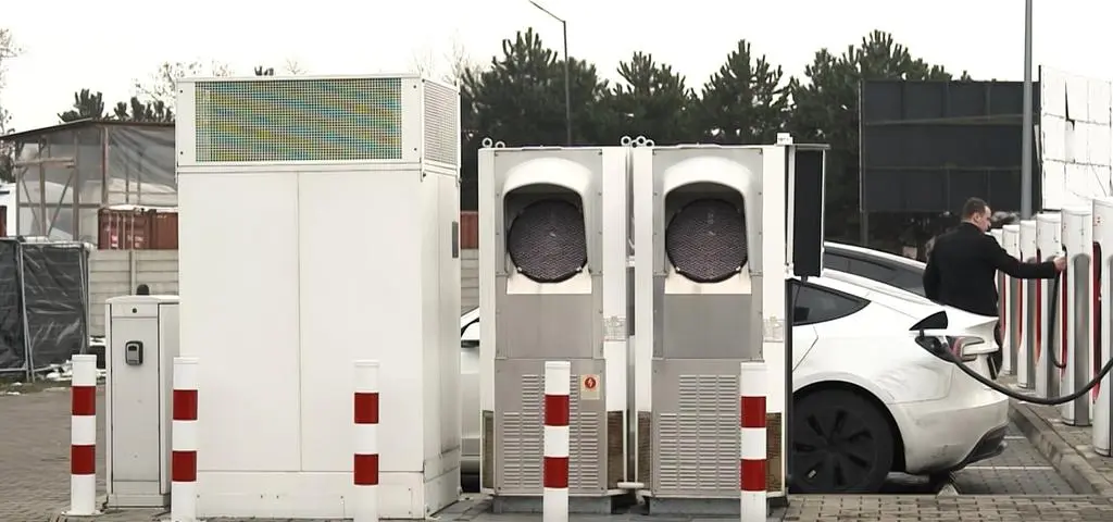 Samotne ładowarki. Dlaczego tak często stoją „pośrodku niczego”?