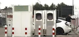 Samotne ładowarki. Dlaczego tak często stoją „pośrodku niczego”?