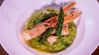 Kremowe risotto szparagowo-kolendrowe z langustynkami i emulsją z wina