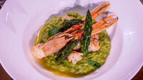 Mati Saładucha: Kremowe risotto szparagowo-kolendrowe z langustynkami i emulsją z wina
