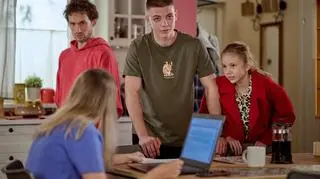 "Na Wspólnej", odc. 4149. Monika zaskoczona nową dziewczyną syna. Kim jest Fiona? [STRESZCZENIE ODCINKA]