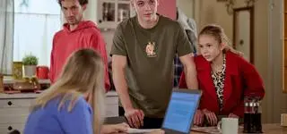 "Na Wspólnej", odc. 4149. Monika zaskoczona nową dziewczyną syna. Kim jest Fiona? [STRESZCZENIE ODCINKA]