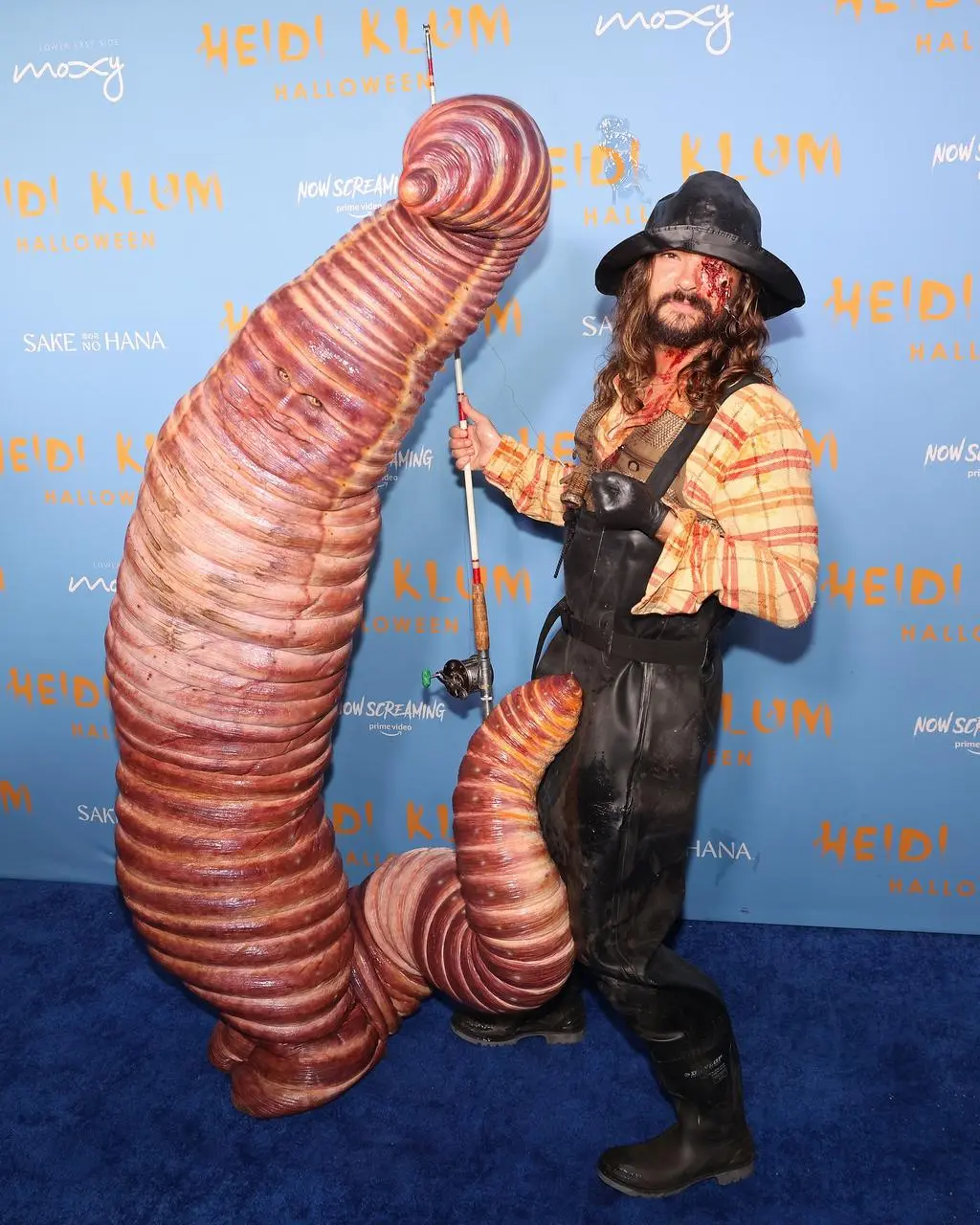 Kostiumy Heidi Klum na Halloween: Robak na wędce