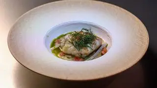 Żabnica na puree z selera i kasztanów z marynowaną kalarepą, consomme pomidorowym i oliwą szczawiową