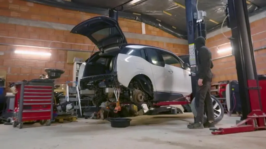 Uszkodzony silnik elektryczny w BMW i3.