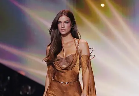 Barbara Palvin szła w pokazie Victoria's Secret ze złamaną stopą! Dylan Sprouse komentuje sprawę