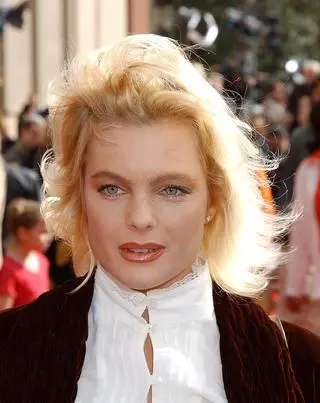 Erika Eleniak w 2002 roku