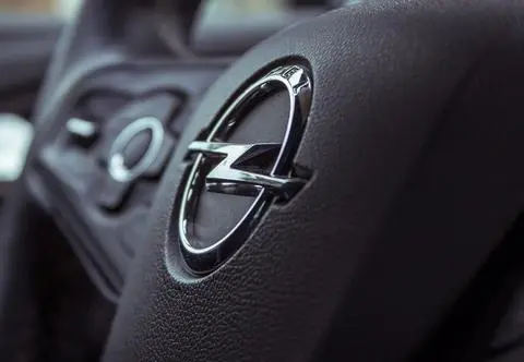 Opel ogłasza akcję serwisową. Problem z poduszkami powietrznymi w tysiącach aut 