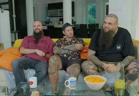 Czarujące trio w "Gogglebox. Przed telewizorem". Kim są Igor, Kamil i Grzegorz?