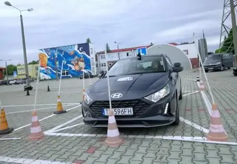 Nauka jazdy. Plac manewrowy, krawężniki i egzamin wewnętrzny