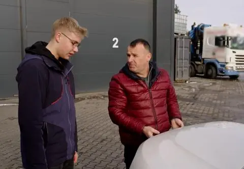 Zawodowi handlarze. Porsche 911 GT3, Skoda Superb i auto dla czternastolatka 