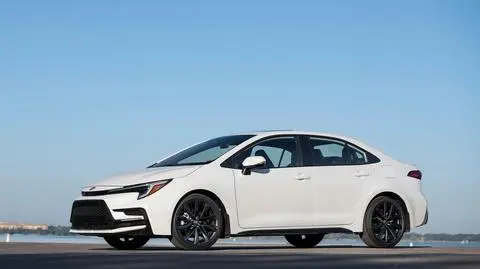 Najlepiej sprzedające się auta w Polsce w 2025 r. Toyota rządzi, Skoda i Volkswagen na podium