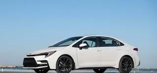 Najlepiej sprzedające się auta w Polsce w 2025 r. Toyota rządzi, Skoda i Volkswagen na podium