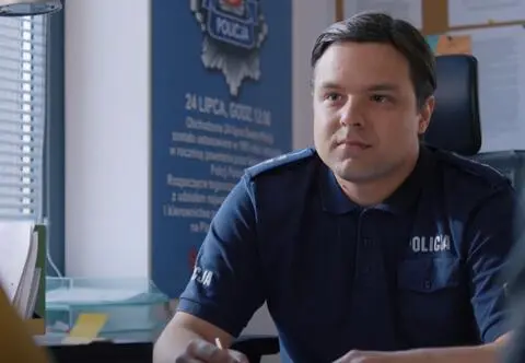 To on wcieli się w Remigiusza Kluska w "Na Wspólnej". Kim jest Maciej Kobiela?