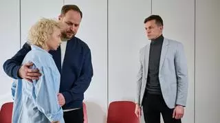 Kadr z serialu TVN Na Wspólnej odcinka 3596. Beata, Paweł i Larson w szpitalu